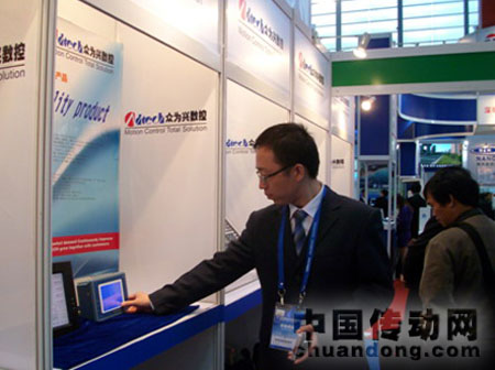 工作人員為觀眾演示點(diǎn)膠機(jī)控制器人機(jī)界面，眾為興的點(diǎn)膠機(jī)系統(tǒng)在華南地區(qū)占有最大的市場(chǎng)份額