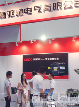 圖為我公司參展人員在醒目的展臺(tái)接待專業(yè)觀眾和用戶