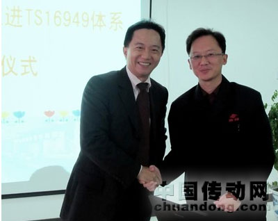 TUV 南德意志集團大中華區(qū)的市場部總監(jiān)呂岳憲先生（左）與首鋼遷安鋼鐵有限責任公司總經理助理李明先生（右）在簽約儀式現場