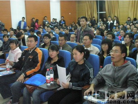 哈工大宣講現(xiàn)場，學生正在提問，反響強烈