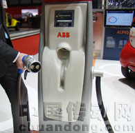 ABB“直流快速充電站”可以為高至100千瓦的電動(dòng)車快速充電,不到10分鐘的充電時(shí)間，即可保證車輛續(xù)航100公里以上。該設(shè)備預(yù)計(jì)在不久以后上市。