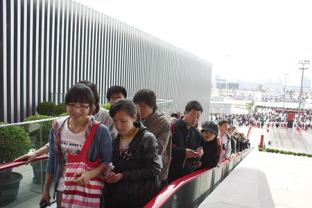 乘坐自動扶梯，游客興高采烈地進入中國國家館