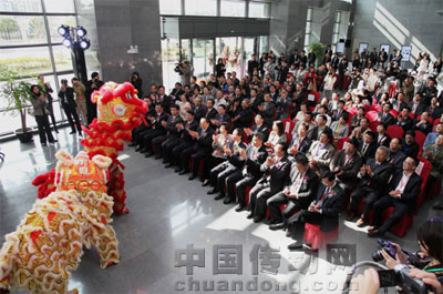 臺(tái)達(dá)上海運(yùn)營(yíng)中心暨研發(fā)大樓開(kāi)幕典禮，祥獅獻(xiàn)瑞表演，全場(chǎng)兩百位賓客鼓掌叫好