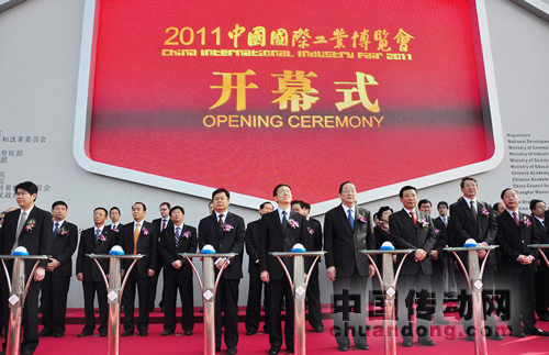 歐姆龍大場(chǎng)總裁(左四)出席工博會(huì)開幕式