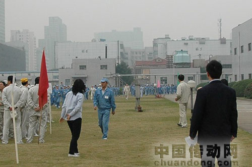 員工們?cè)谶M(jìn)行疏散演練