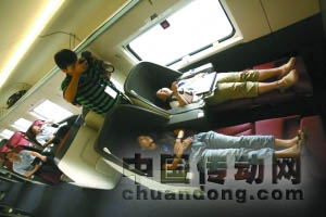 昨日，媒體記者們踏上京滬高鐵體驗(yàn)之旅，商務(wù)座車廂坐椅可以“變形”，乘客可以躺著。