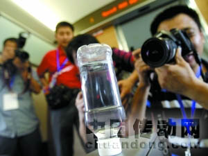 列車時(shí)速達(dá)到300公里以上，倒立的礦泉水瓶不倒。