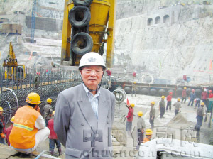 2006年4月，潘家錚院士在小灣水電站考察。