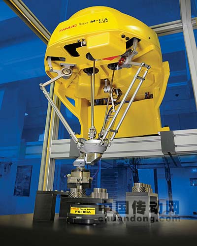 FANUC機(jī)器人從定位器上抓取瓶子并把它門水平放置在流水線上。