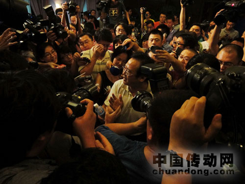 發(fā)布會結(jié)束后，鐵道部新聞發(fā)言人被記者包圍