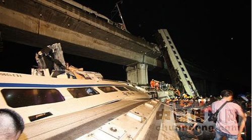 D301次動車組列車運行至甬溫線上海鐵路局管內永嘉～溫州南間，與前行的杭州開往福州南D3115次動車組列車發(fā)生追尾事故。