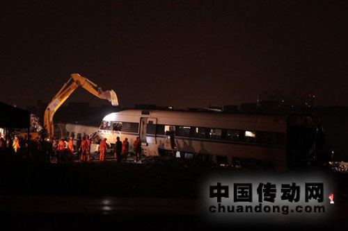 7月25日,挖掘機正在對事故列車車廂進行拆解