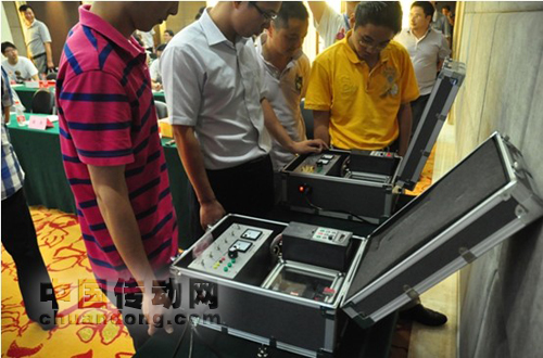 技術人員為現(xiàn)場嘉賓演示產品