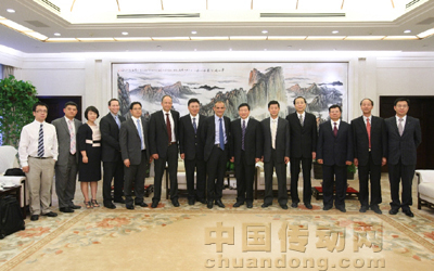 施耐德電氣集團總裁兼首席執(zhí)行官趙國華與陜西省委常委、常務(wù)副省長婁勤儉等政府領(lǐng)導(dǎo)合影