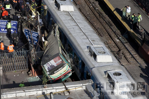阿根廷城鐵列車和公交車相撞致百人受傷9月13日，在阿根廷首都布宜諾斯艾利斯，救援人員在城鐵列車和公交車相撞事故現(xiàn)場忙碌。