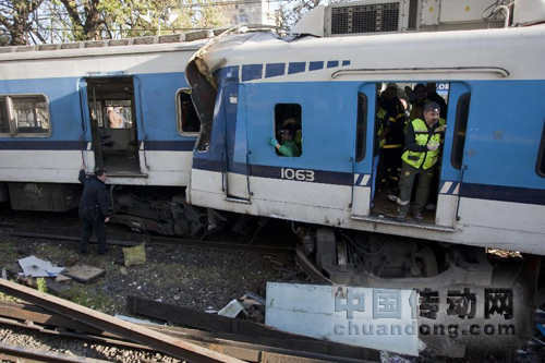 一輛92路公交車急于穿過欄桿正在放下的道口，結(jié)果和一列城鐵列車發(fā)生碰撞。城鐵列車脫軌后又和一列逆向行駛的城鐵列車發(fā)生側(cè)撞