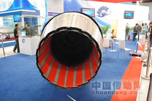 AL-31FN渦扇發(fā)動機(jī)的噴口近照