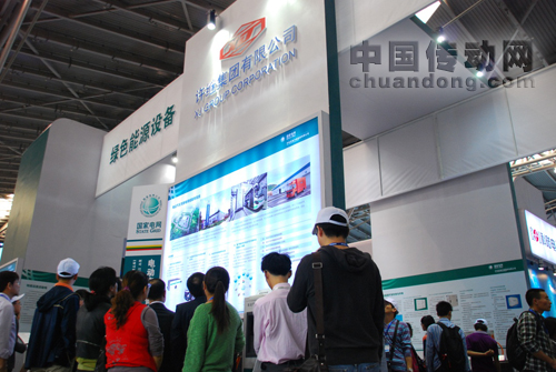 參展人員關注許繼電動汽車充換電站