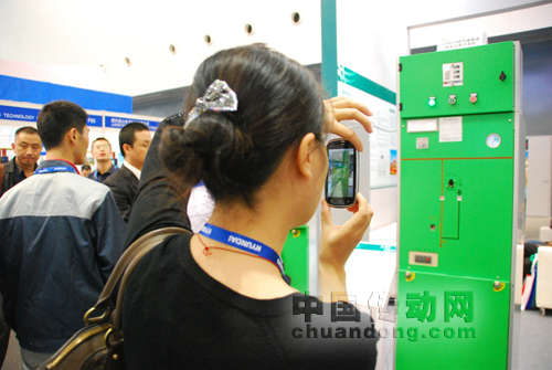 參展人員對著許繼環(huán)網(wǎng)柜產(chǎn)品一陣猛拍