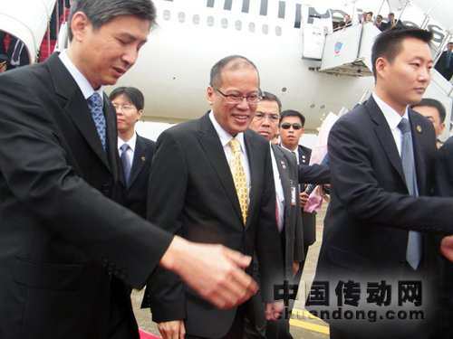 9月3日，菲律賓總統(tǒng)貝尼尼奧·阿基諾三世（圖中）乘專(zhuān)機(jī)飛抵廈門(mén)高崎機(jī)場(chǎng)，開(kāi)始在福建的“追溯祖輩足跡”之旅。