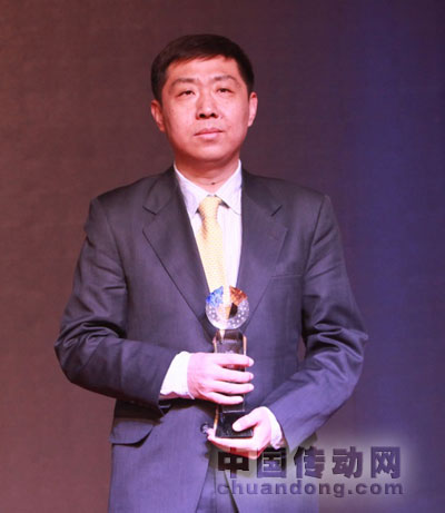 邦納銷售總監(jiān)茅兵先生領(lǐng)取獎(jiǎng)杯