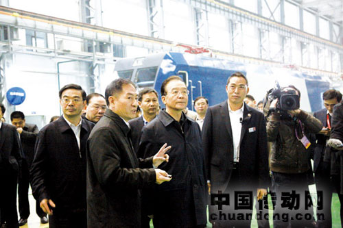 圖為中國(guó)南車董事長(zhǎng)趙小剛向溫家寶總理匯報(bào)公司安全質(zhì)量生產(chǎn)情況。