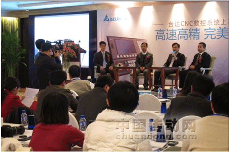 臺達集團機電事業(yè)部總經理張訓海先生（左三），臺達集團運動系統(tǒng)產品處處長蔡清雄博士（左二），臺達集團CNC產品部經理蘇祥瑞先生（左一）， 中達電通伺服&數(shù)控產品開發(fā)處經理李文建先生（左四），現(xiàn)場答媒體問。