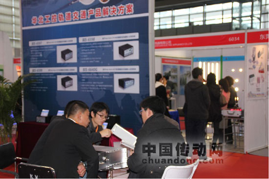 現(xiàn)場與客戶溝通，了解客戶需求
