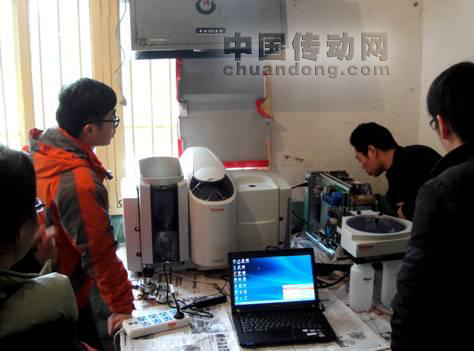 賽默飛技術(shù)服務(wù)工程師與分析人員在新圩臨時搭建的實(shí)驗(yàn)室安裝和調(diào)試iCE3500原子吸收光譜儀