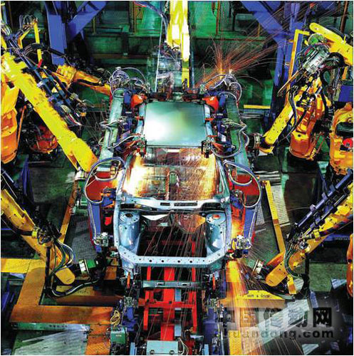 多臺(tái)FANUC機(jī)器人對(duì)車(chē)體進(jìn)行焊接操作