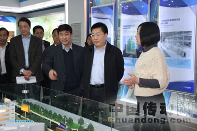 趙曉江副市長參觀科遠(yuǎn)股份“兩園一中心”的沙盤模型