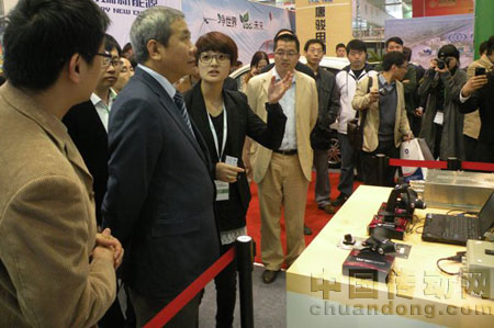 武漢市副市長邵為民視察公司展位，聽取工作匯報