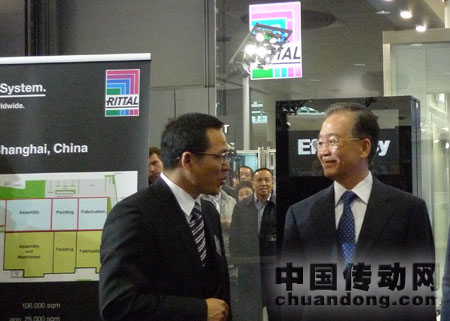 溫家寶聽取鄭清好對威圖產品的介紹