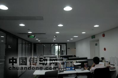 圖1:未更換LED燈具的辦公室, 亮度不夠,影響視力與工作效率。