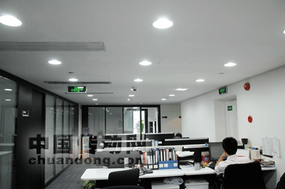 圖2:更換LED燈具后的辦公室, 亮度提高,保護(hù)視力并提升了工作效率。